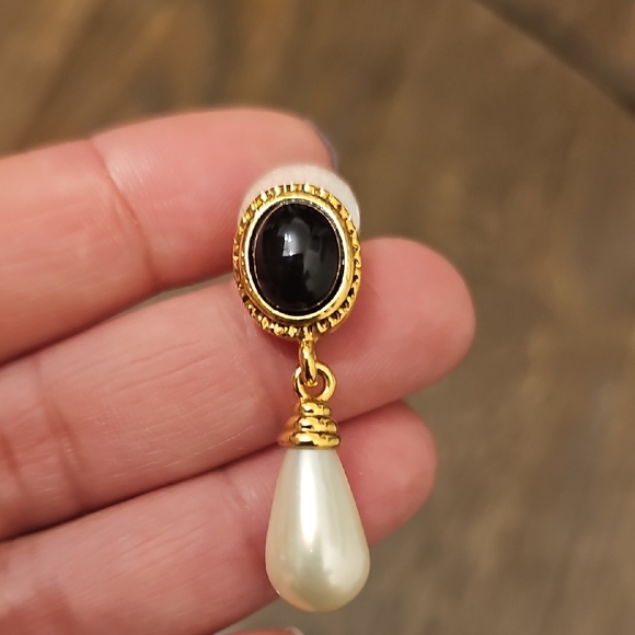 Elegant Gold and Black Drop Earrings - Picture 3 of 3